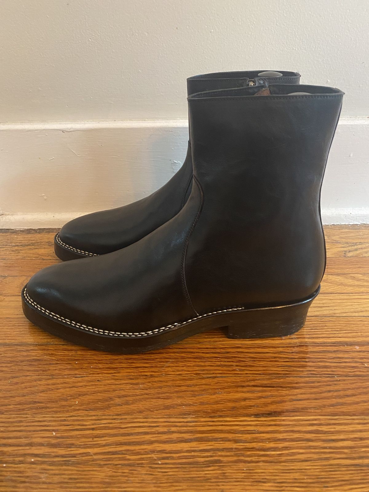 Photo by patinathunderdome on September 30, 2021 of the Benzein The Stride Side Zip Boots in Shinki Black Latigo Teacore Horsehide.