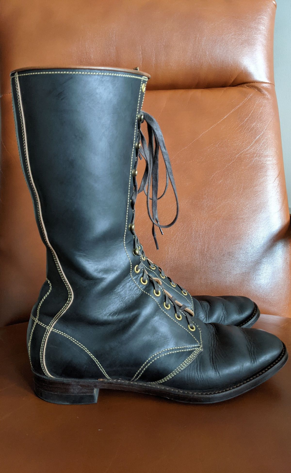 Photo by patinathunderdome on December 2, 2021 of the Clinch Hi-Liner in Wickett & Craig Tan Oiled Latigo.