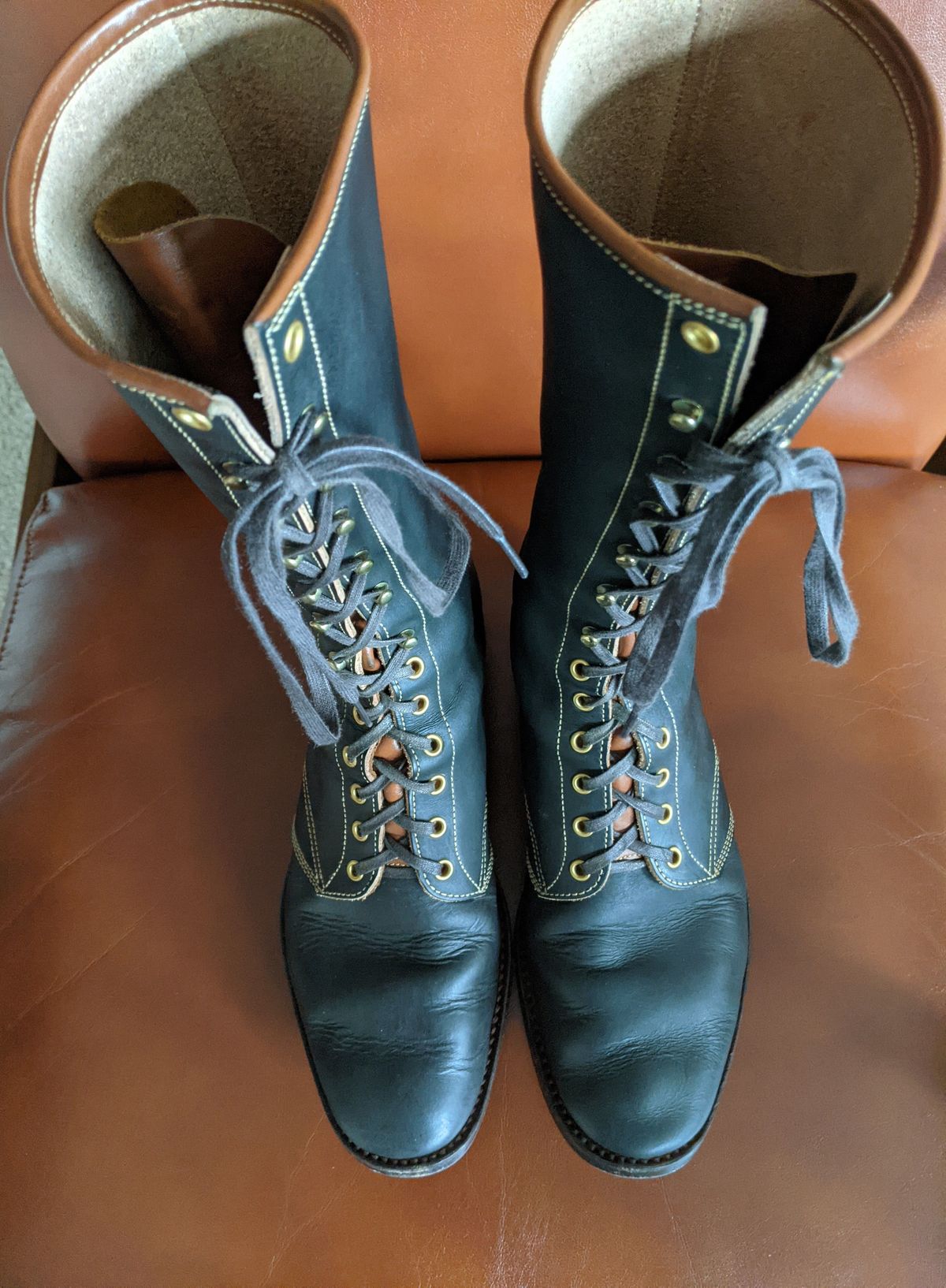 Photo by patinathunderdome on December 2, 2021 of the Clinch Hi-Liner in Wickett & Craig Tan Oiled Latigo.
