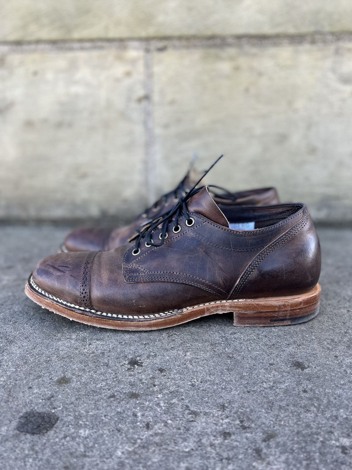 Photo by patinathunderdome on November 5, 2021 of the Viberg 145 Oxford in Horween Rowdy Dachshund.