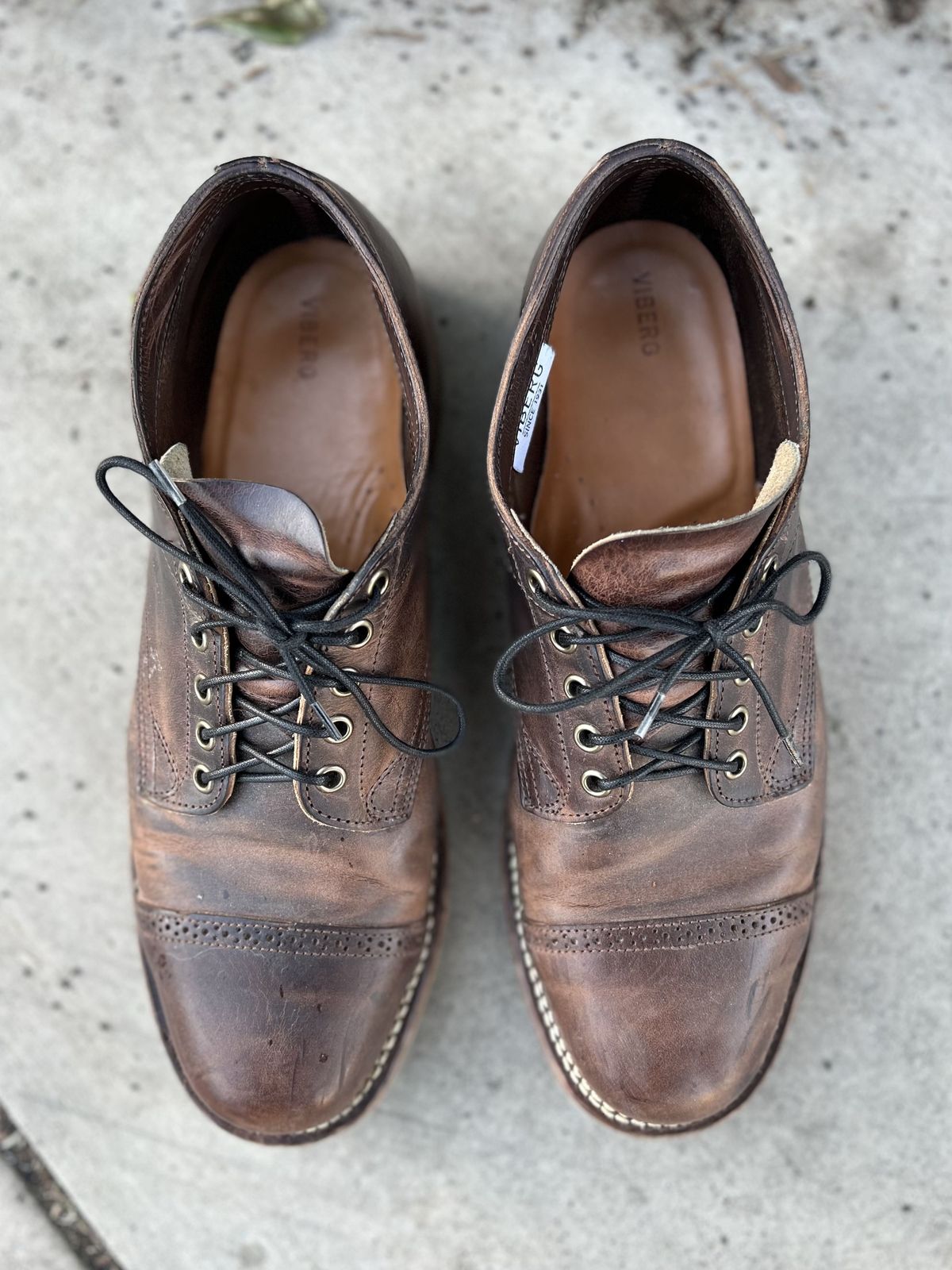 Photo by patinathunderdome on December 6, 2021 of the Viberg 145 Oxford in Horween Rowdy Dachshund.
