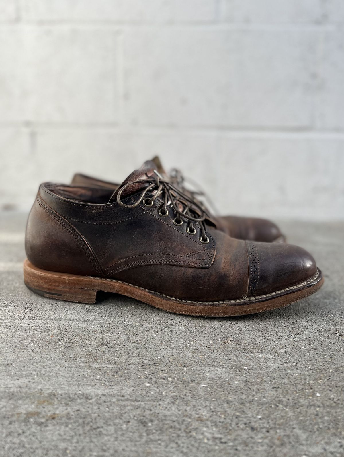 Photo by patinathunderdome on March 6, 2022 of the Viberg 145 Oxford in Horween Rowdy Dachshund.