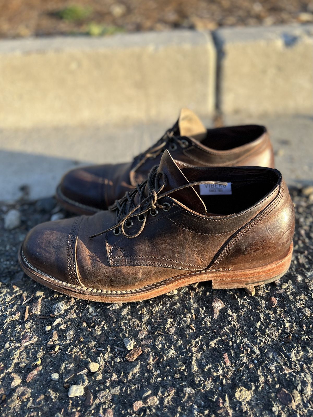 Photo by patinathunderdome on April 6, 2022 of the Viberg 145 Oxford in Horween Rowdy Dachshund.