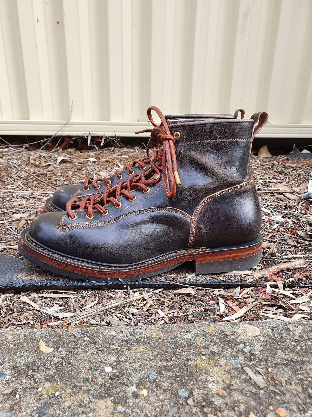 Photo by patinathunderdome on November 2, 2021 of the Sagara Valiant in Conceria Cloe Superlux Horsebutt Overdyed Black.