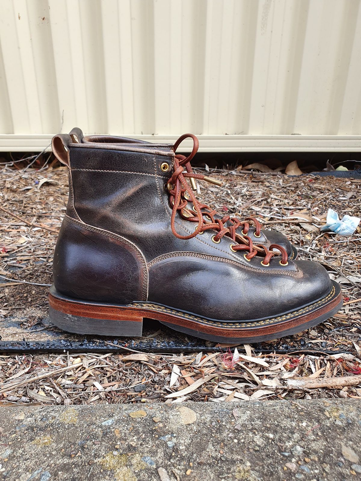 Photo by patinathunderdome on November 2, 2021 of the Sagara Valiant in Conceria Cloe Superlux Horsebutt Overdyed Black.
