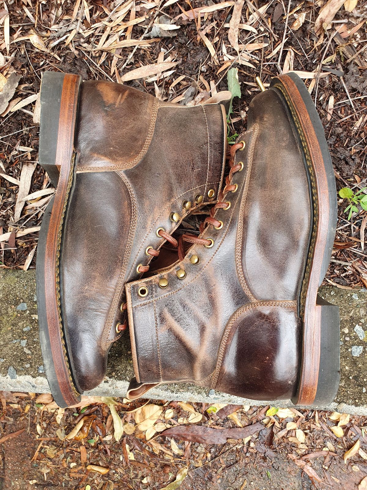 Photo by patinathunderdome on February 2, 2022 of the Sagara Valiant in Conceria Cloe Superlux Horsebutt Overdyed Black.