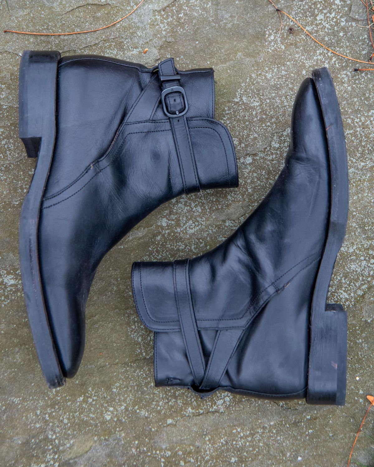 Photo by patinathunderdome on December 4, 2021 of the Frye Jasper Jodhpur in Black Italian Veg Tan.