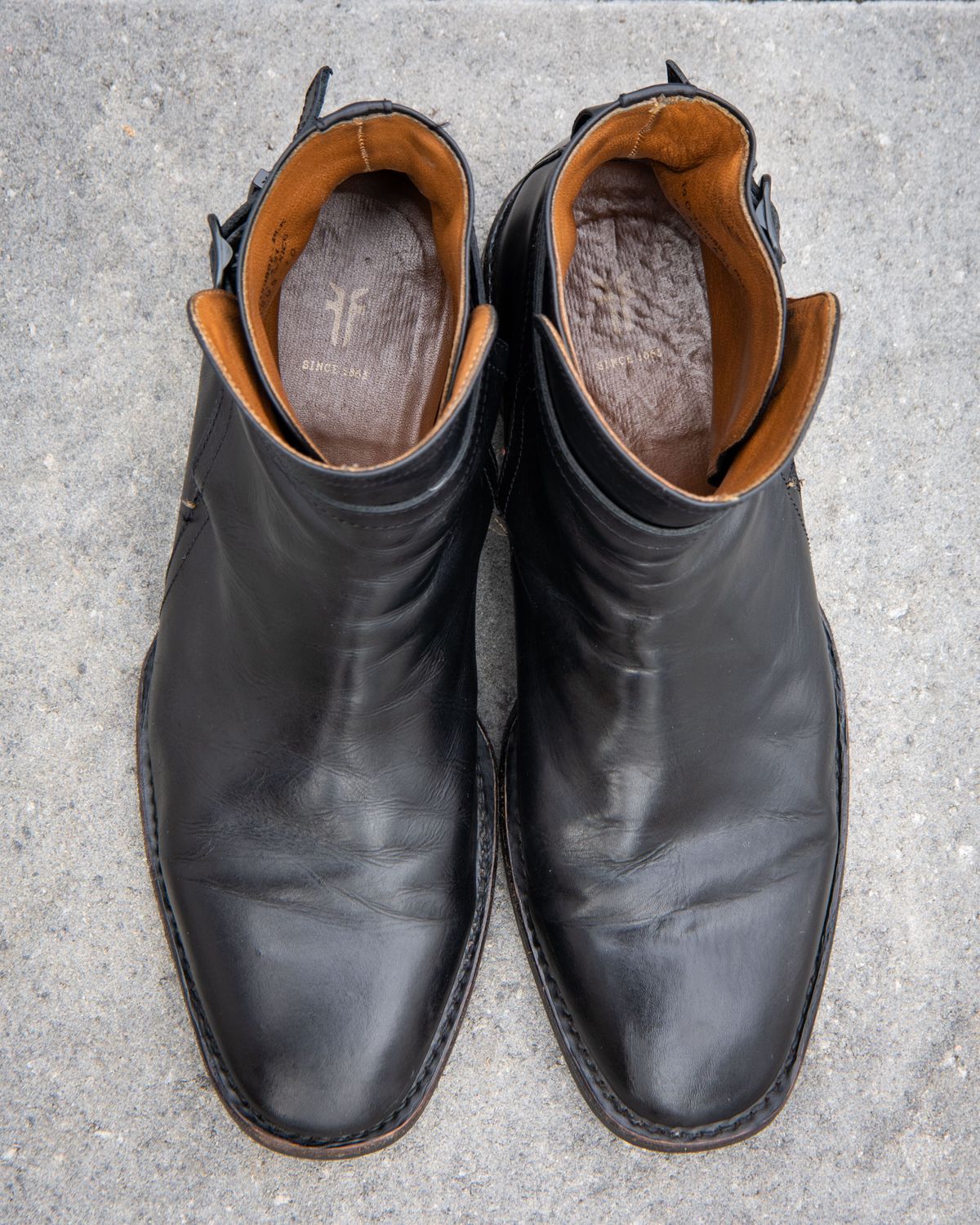 Photo by patinathunderdome on March 2, 2022 of the Frye Jasper Jodhpur in Black Italian Veg Tan.