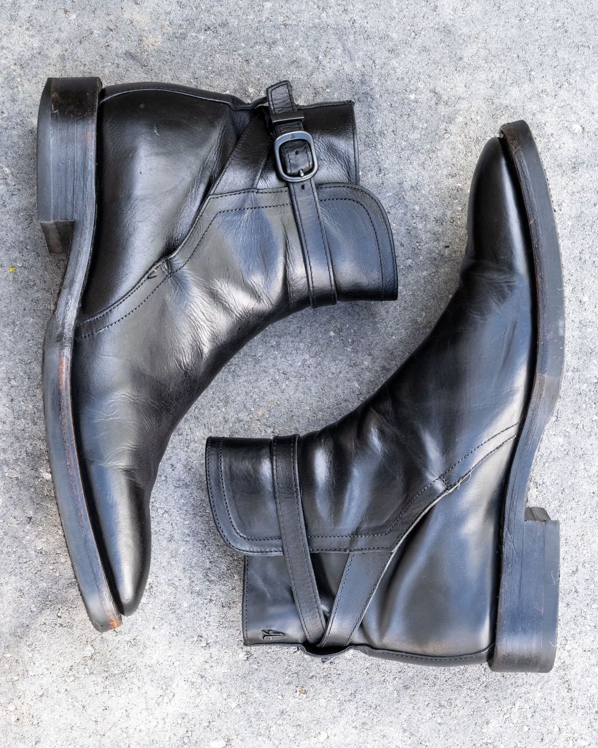 Photo by patinathunderdome on May 3, 2022 of the Frye Jasper Jodhpur in Black Italian Veg Tan.