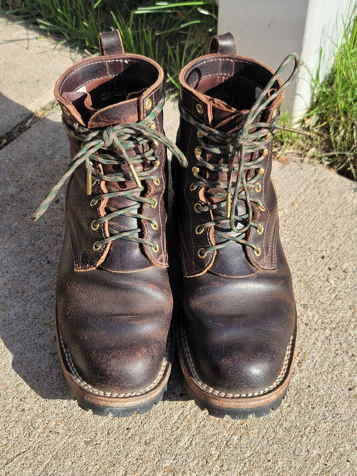 Photo by patinathunderdome on May 3, 2022 of the Nicks Urban Logger in Horween Brown Waxed Flesh.