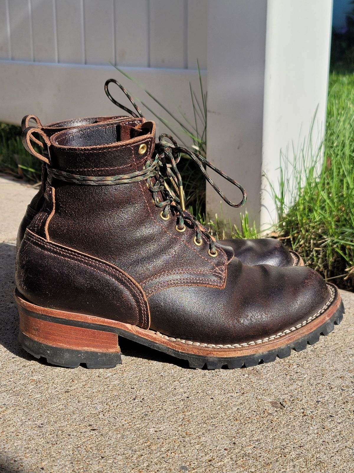 Photo by patinathunderdome on May 3, 2022 of the Nicks Urban Logger in Horween Brown Waxed Flesh.