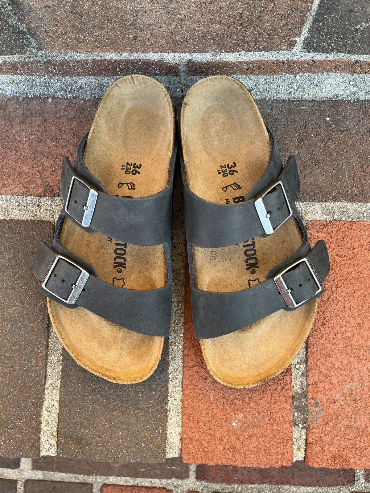 Photo by patinathunderdome on October 2, 2021 of the Birkenstock Arizona in Black Oiled Leather.