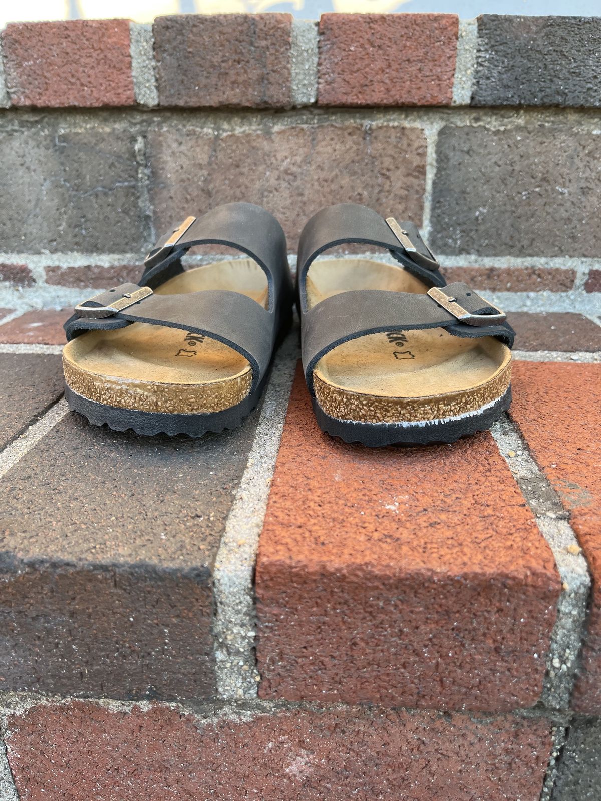 Photo by patinathunderdome on October 2, 2021 of the Birkenstock Arizona in Black Oiled Leather.