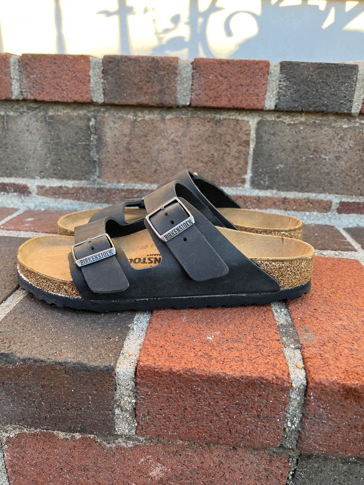 Photo by patinathunderdome on October 2, 2021 of the Birkenstock Arizona in Black Oiled Leather.
