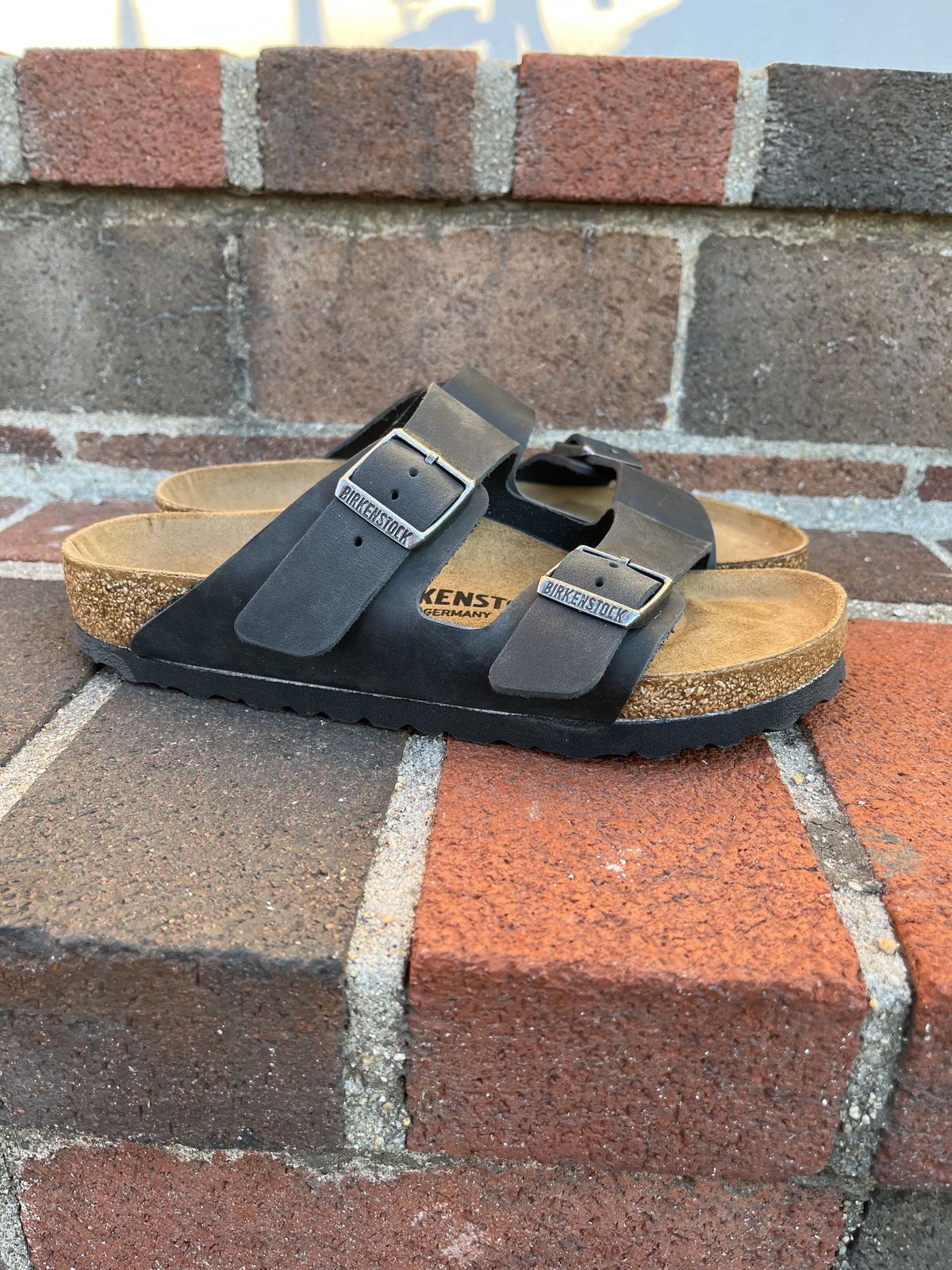 Photo by patinathunderdome on October 2, 2021 of the Birkenstock Arizona in Black Oiled Leather.