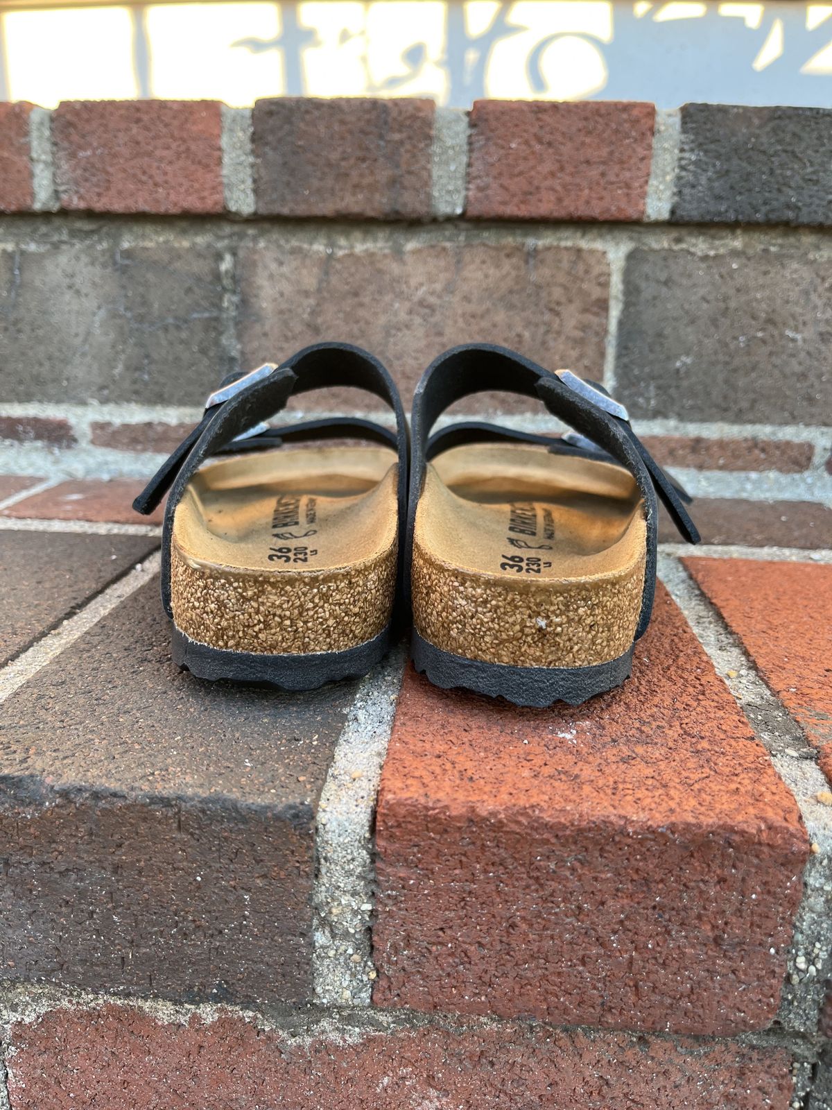 Photo by patinathunderdome on October 2, 2021 of the Birkenstock Arizona in Black Oiled Leather.