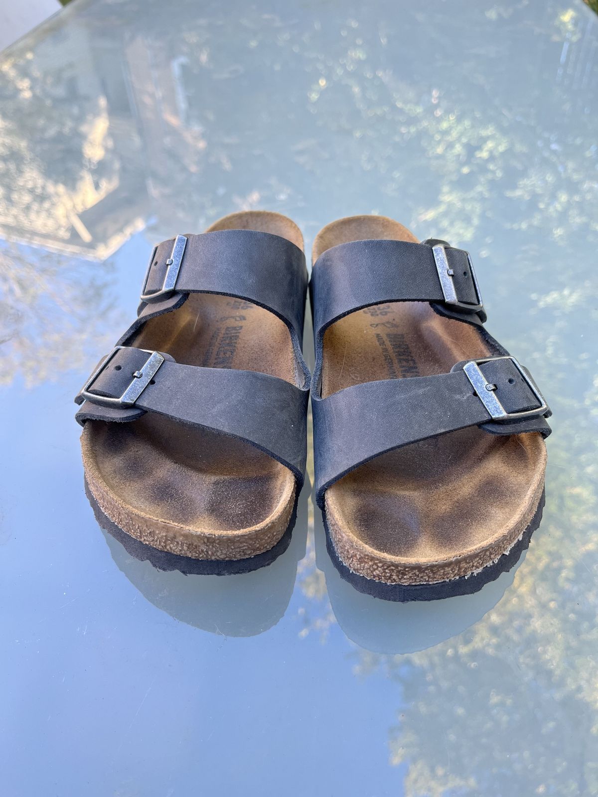 Photo by patinathunderdome on November 6, 2021 of the Birkenstock Arizona in Black Oiled Leather.