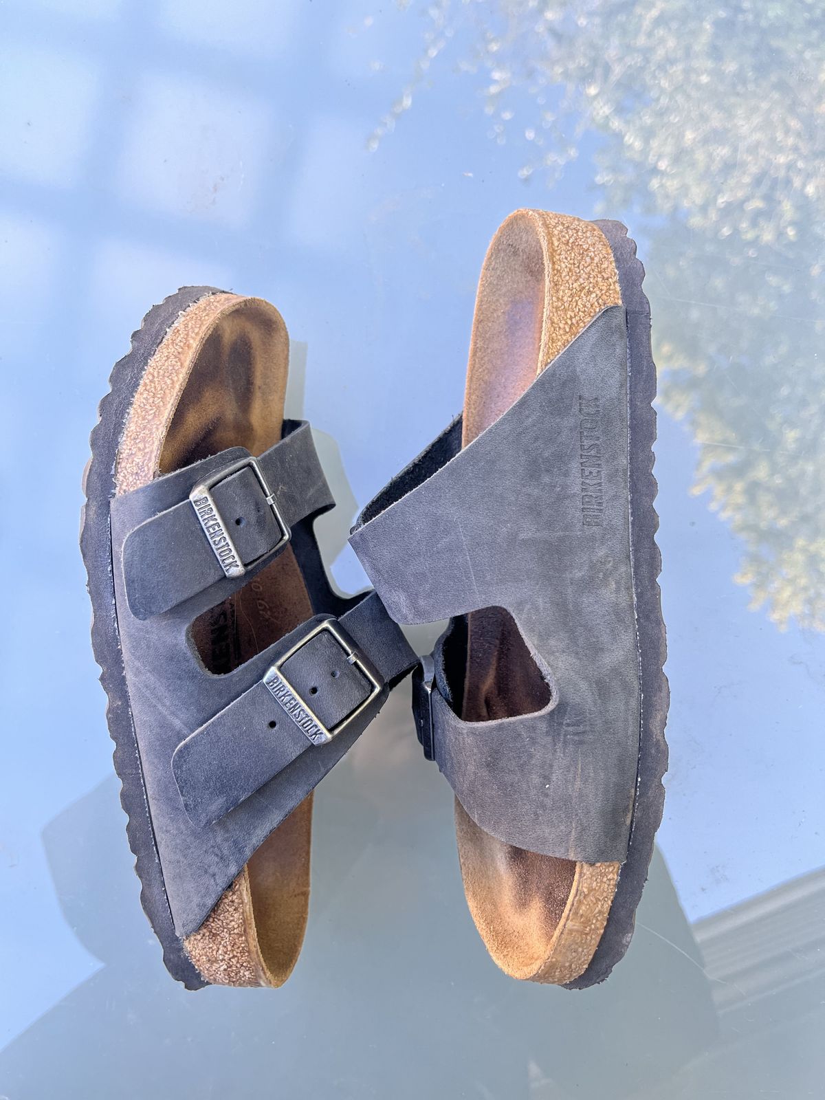 Photo by patinathunderdome on November 6, 2021 of the Birkenstock Arizona in Black Oiled Leather.