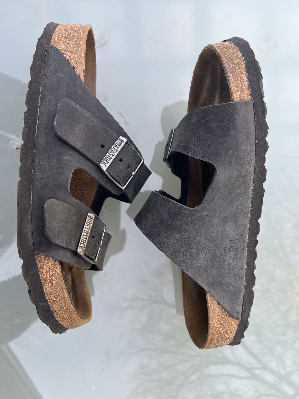 Photo by patinathunderdome on December 5, 2021 of the Birkenstock Arizona in Black Oiled Leather.