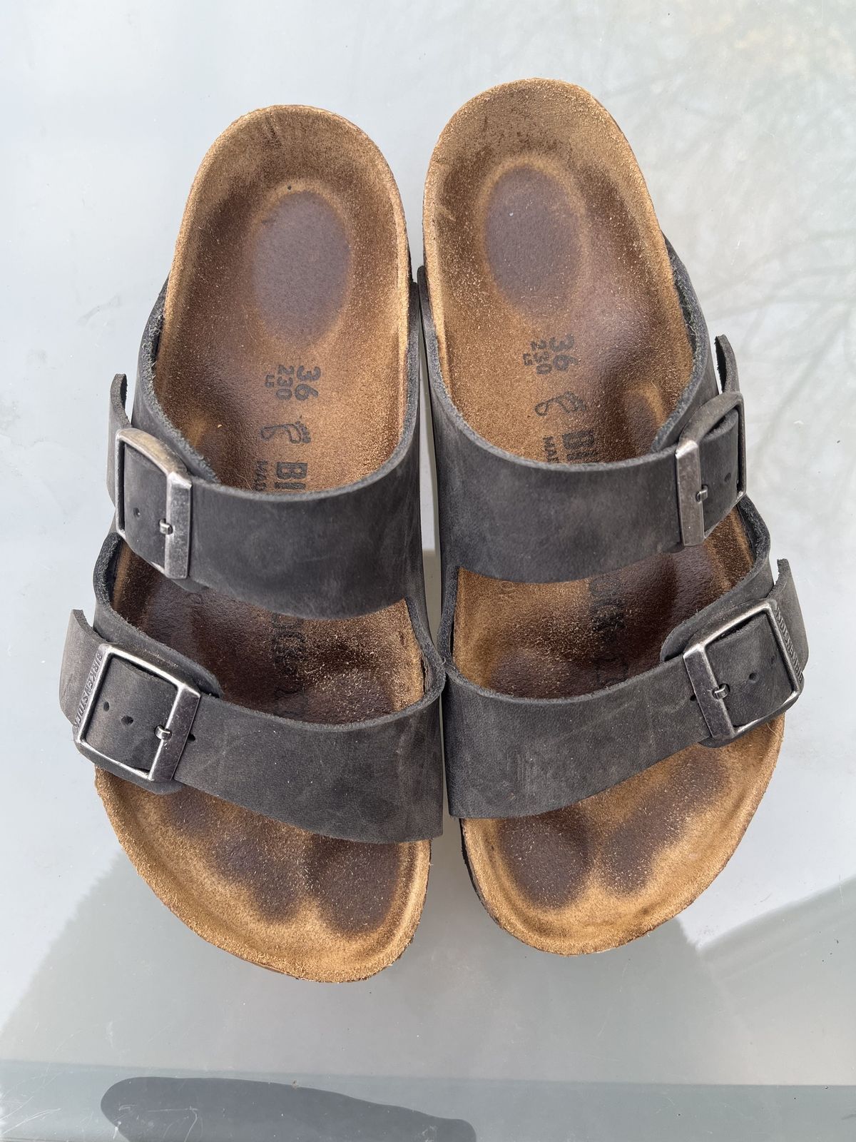Photo by patinathunderdome on December 5, 2021 of the Birkenstock Arizona in Black Oiled Leather.