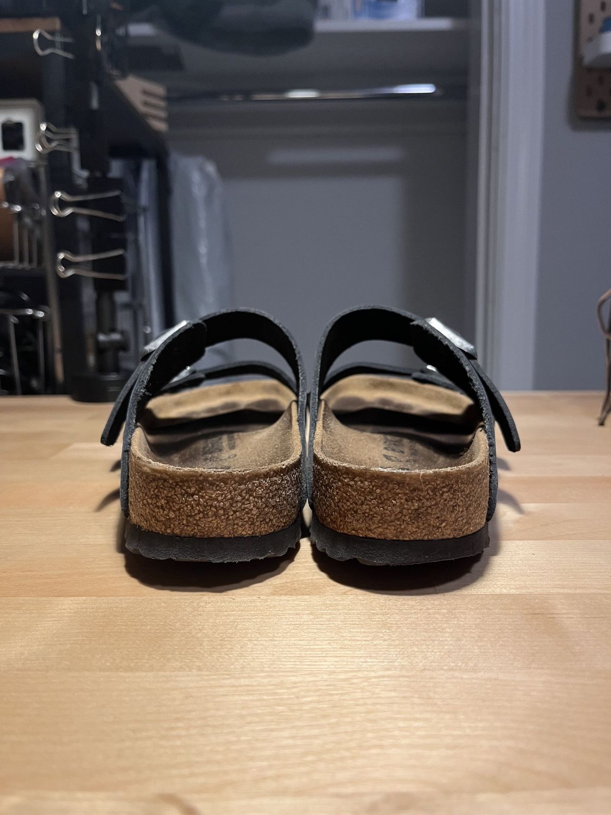Photo by patinathunderdome on January 6, 2022 of the Birkenstock Arizona in Black Oiled Leather.