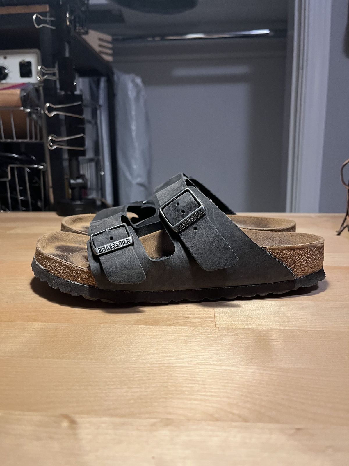 Photo by patinathunderdome on January 6, 2022 of the Birkenstock Arizona in Black Oiled Leather.