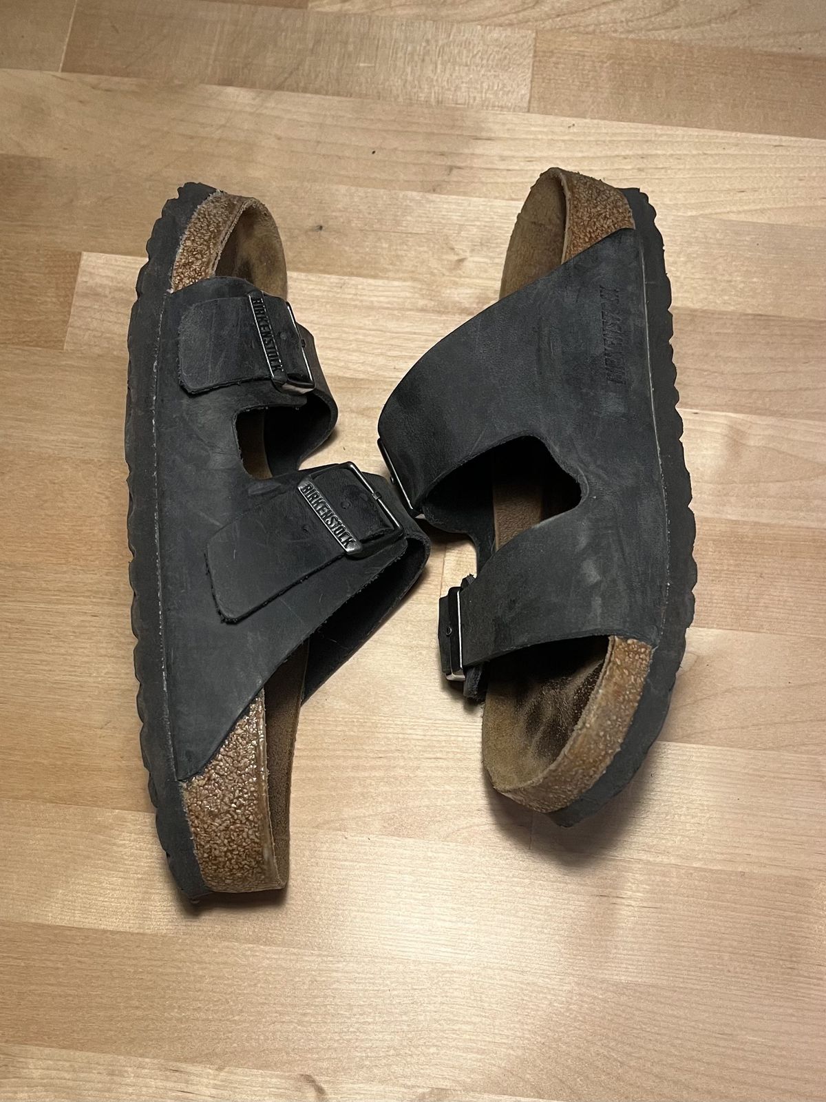 Photo by patinathunderdome on January 6, 2022 of the Birkenstock Arizona in Black Oiled Leather.