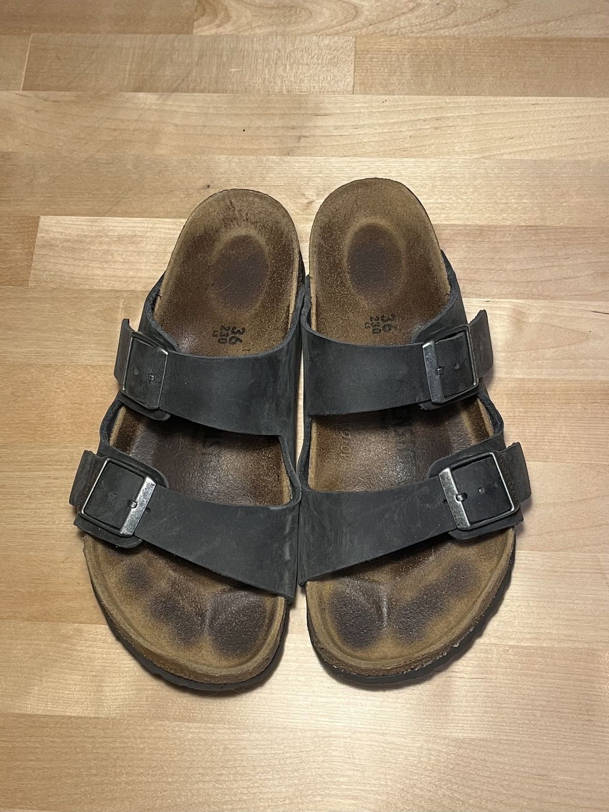Photo by patinathunderdome on January 6, 2022 of the Birkenstock Arizona in Black Oiled Leather.