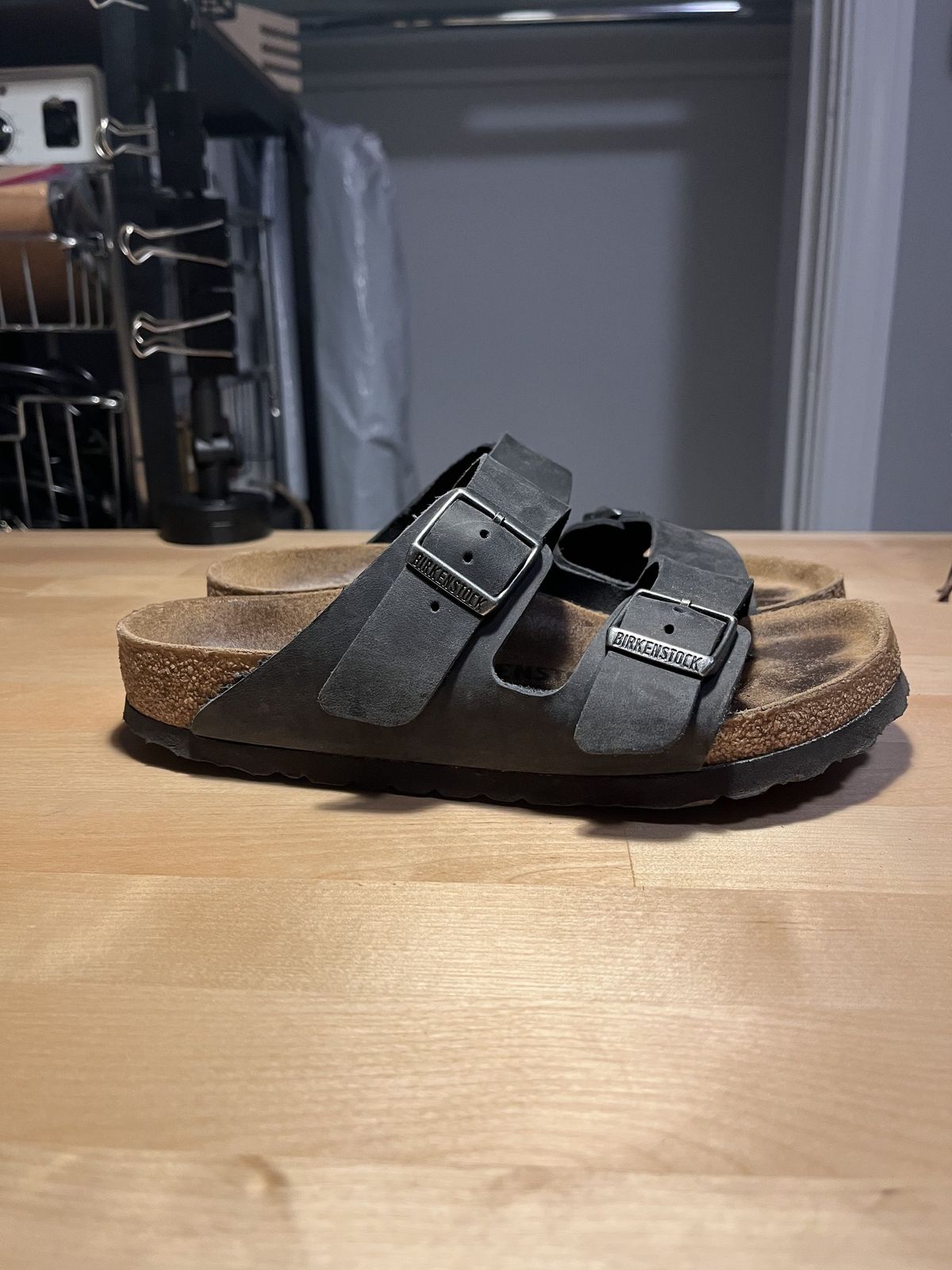 Photo by patinathunderdome on January 6, 2022 of the Birkenstock Arizona in Black Oiled Leather.