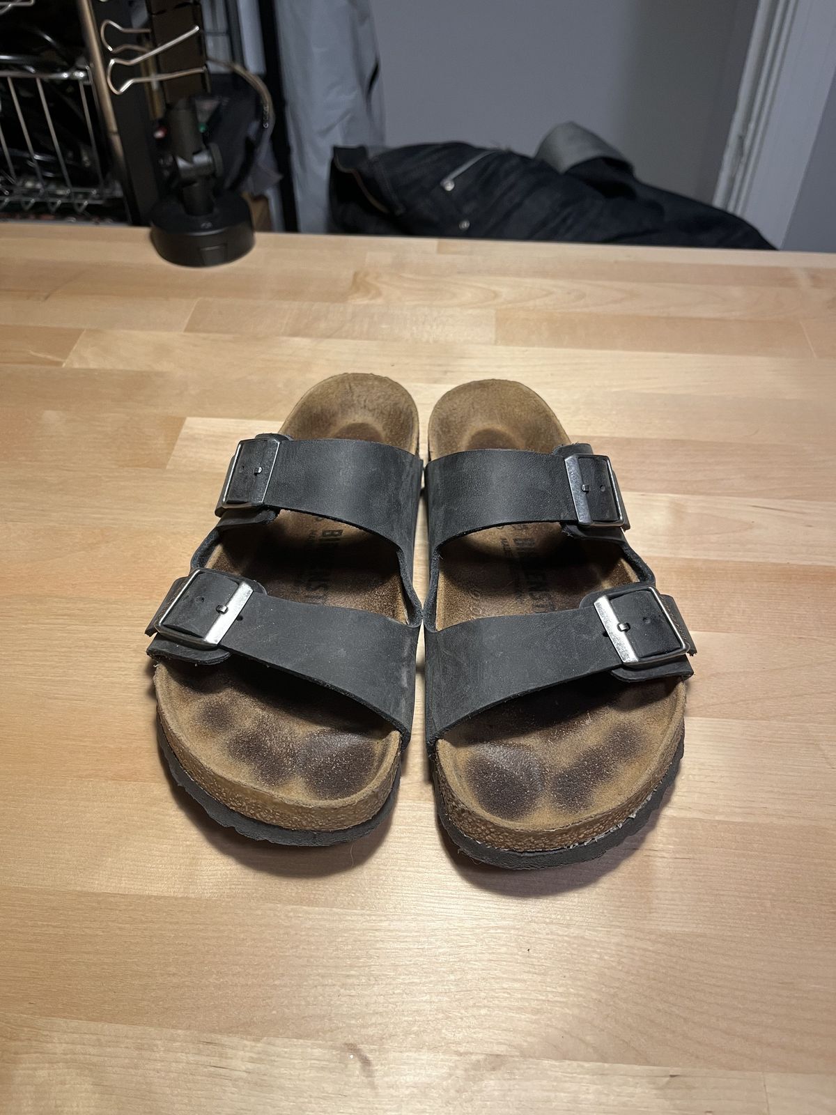 Photo by patinathunderdome on January 6, 2022 of the Birkenstock Arizona in Black Oiled Leather.
