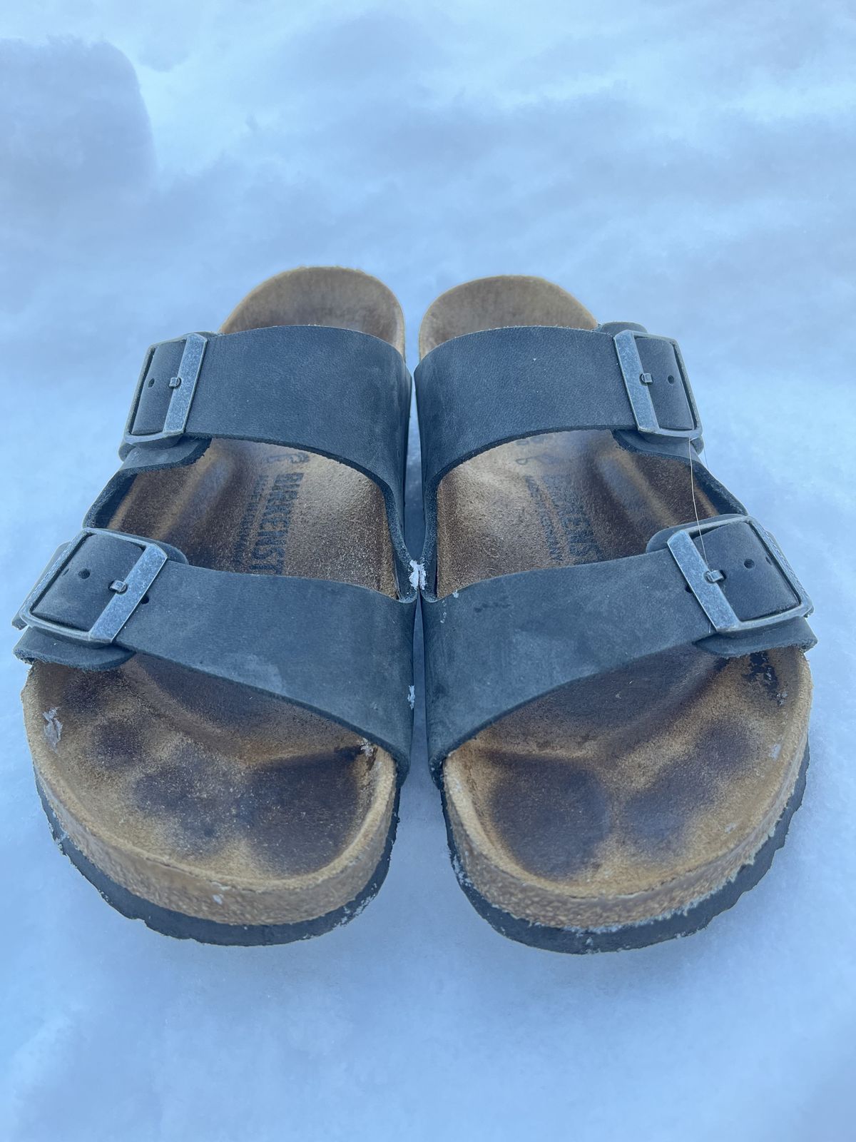 Photo by patinathunderdome on February 1, 2022 of the Birkenstock Arizona in Black Oiled Leather.