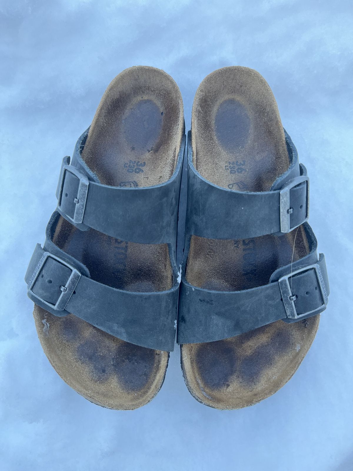 Photo by patinathunderdome on February 1, 2022 of the Birkenstock Arizona in Black Oiled Leather.