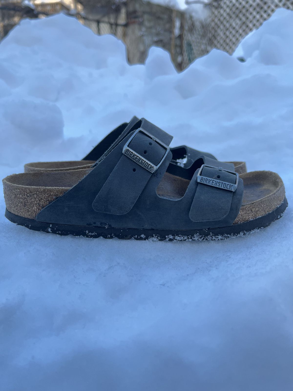 Photo by patinathunderdome on February 1, 2022 of the Birkenstock Arizona in Black Oiled Leather.