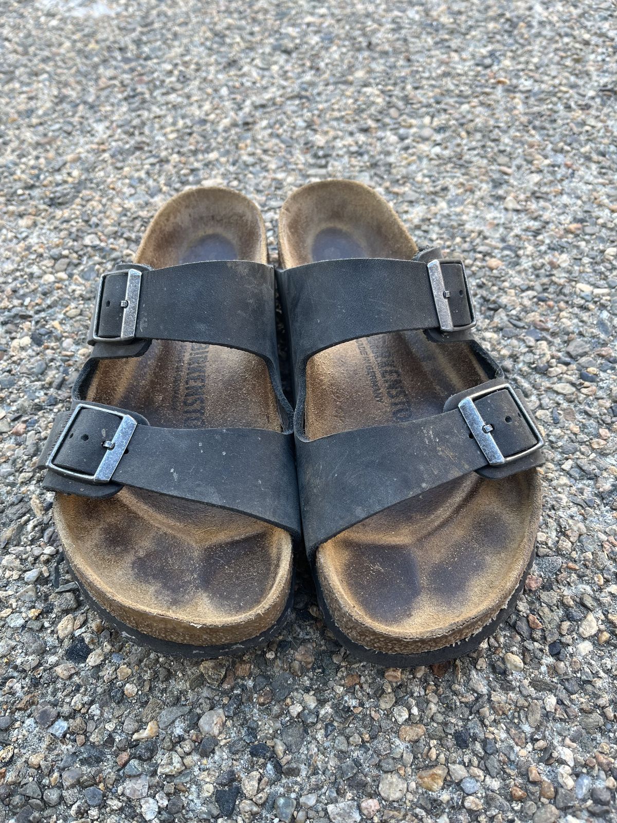 Photo by patinathunderdome on March 5, 2022 of the Birkenstock Arizona in Black Oiled Leather.