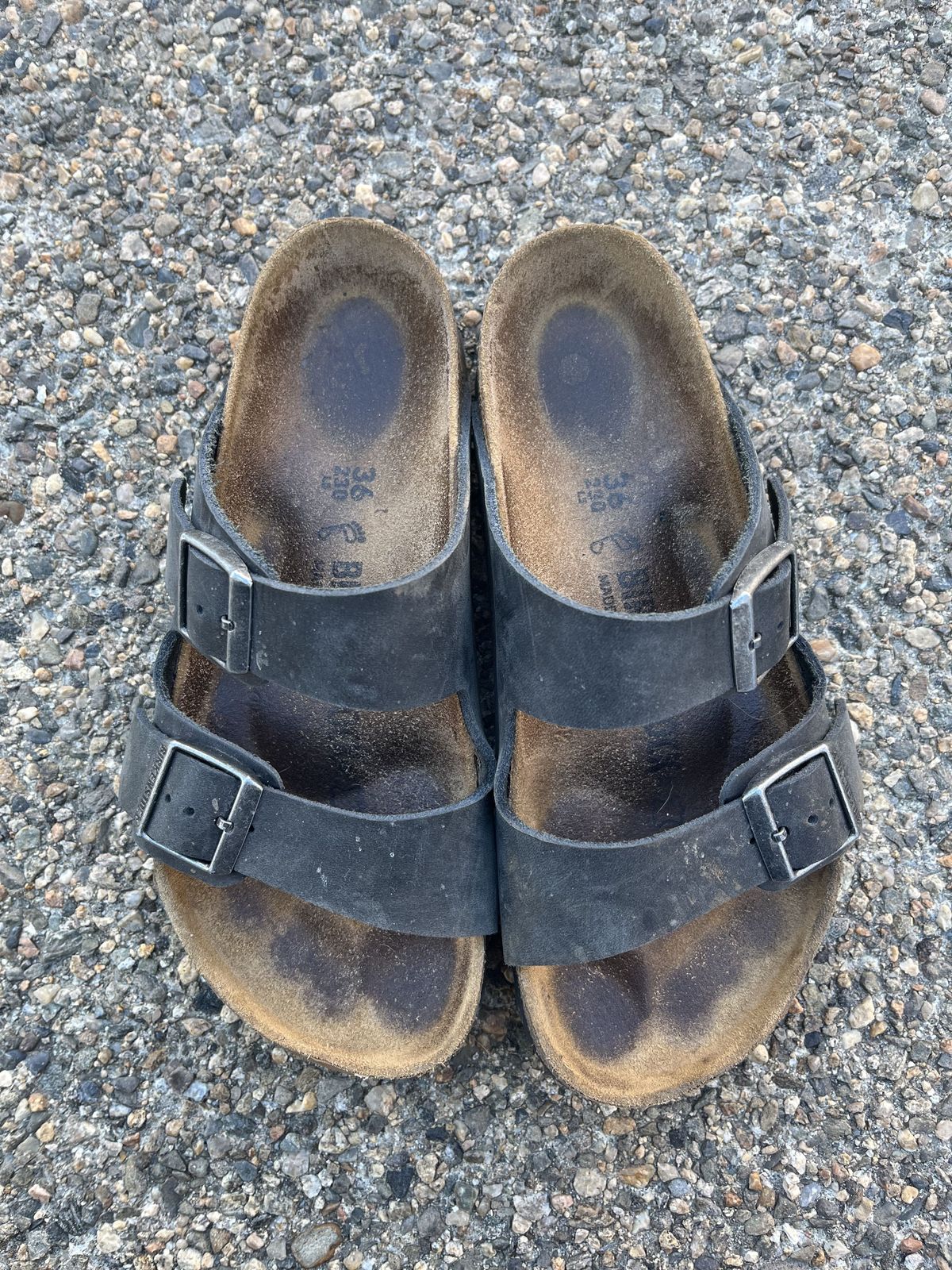 Photo by patinathunderdome on March 5, 2022 of the Birkenstock Arizona in Black Oiled Leather.