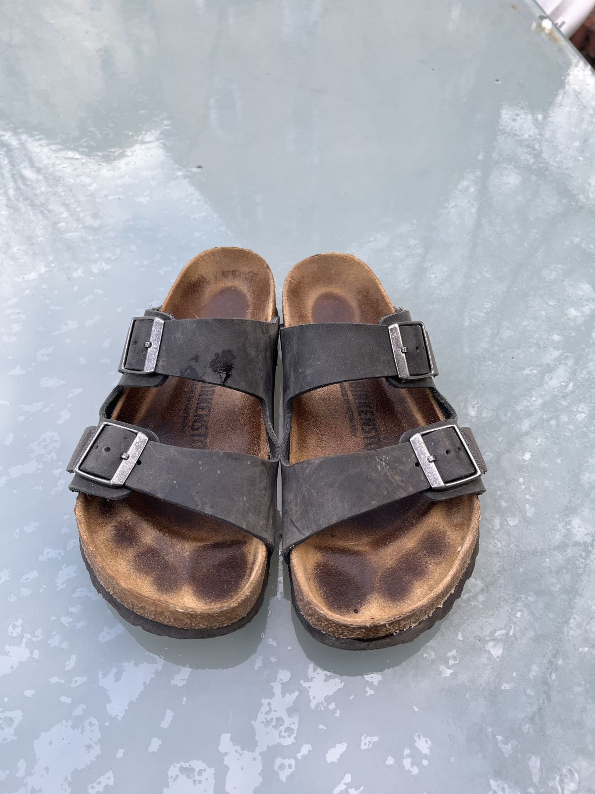 Photo by patinathunderdome on April 4, 2022 of the Birkenstock Arizona in Black Oiled Leather.