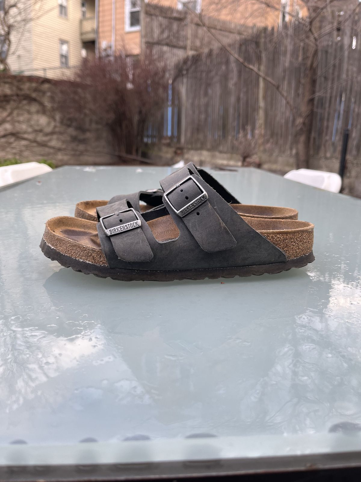 Photo by patinathunderdome on April 4, 2022 of the Birkenstock Arizona in Black Oiled Leather.