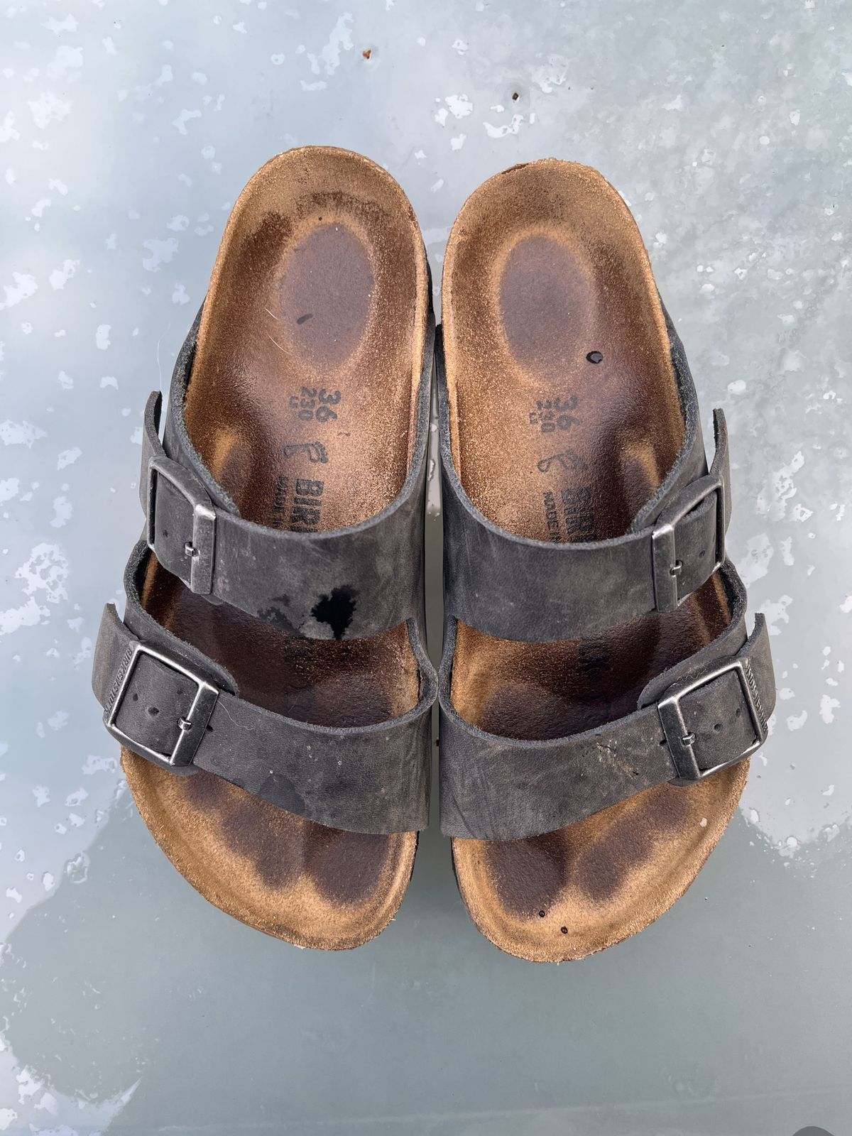 Photo by patinathunderdome on April 4, 2022 of the Birkenstock Arizona in Black Oiled Leather.