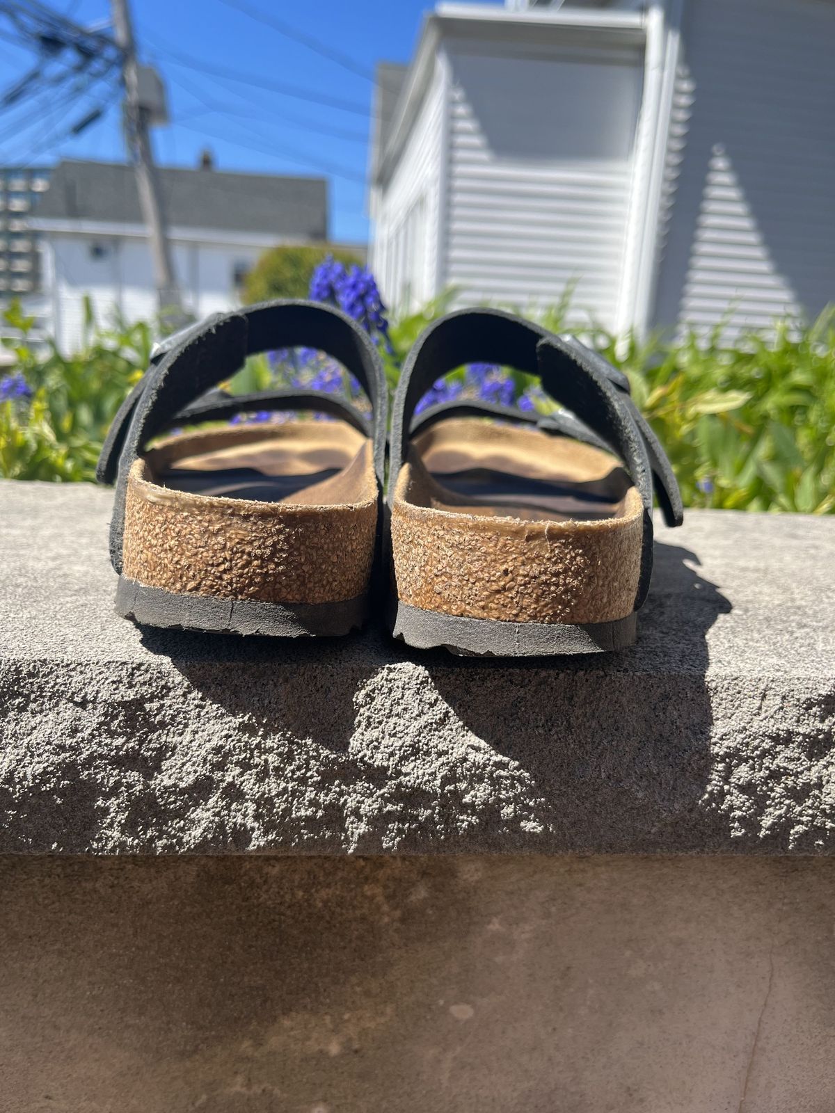 Photo by patinathunderdome on May 6, 2022 of the Birkenstock Arizona in Black Oiled Leather.