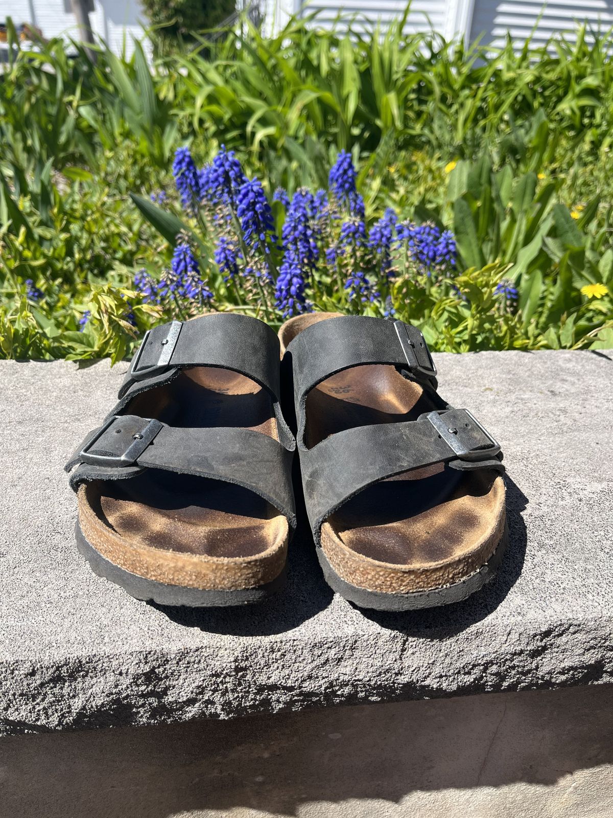 Photo by patinathunderdome on May 6, 2022 of the Birkenstock Arizona in Black Oiled Leather.