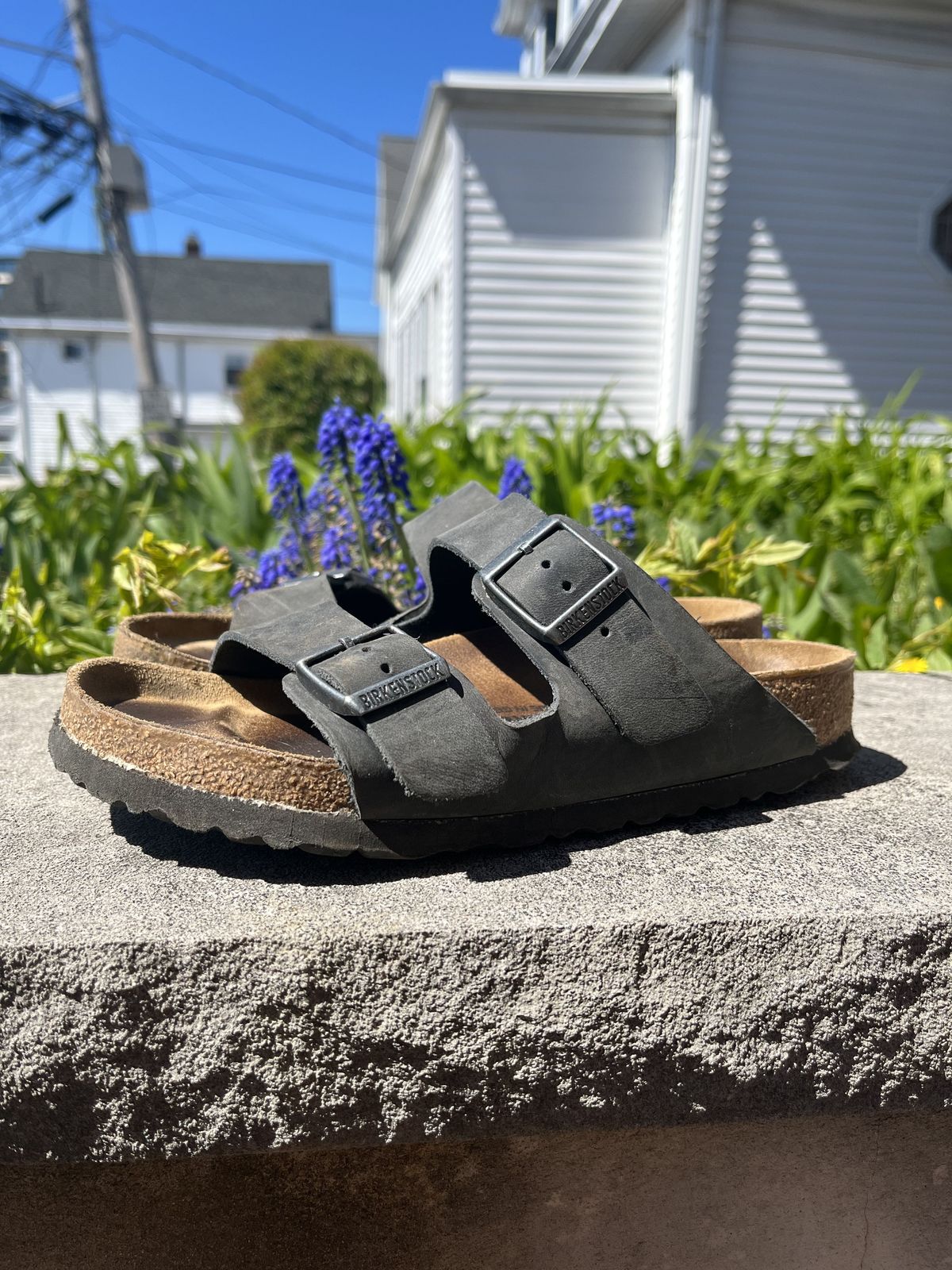 Photo by patinathunderdome on May 6, 2022 of the Birkenstock Arizona in Black Oiled Leather.