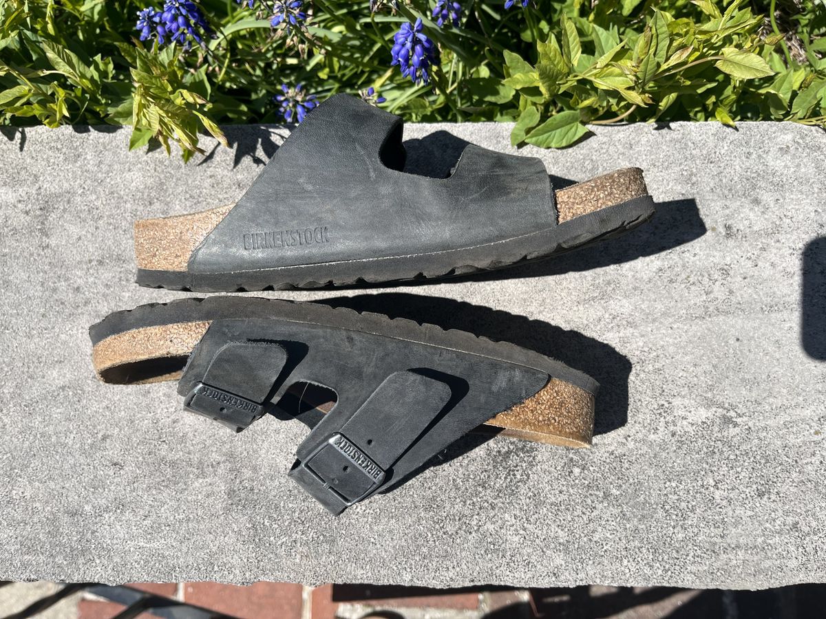 Photo by patinathunderdome on May 6, 2022 of the Birkenstock Arizona in Black Oiled Leather.