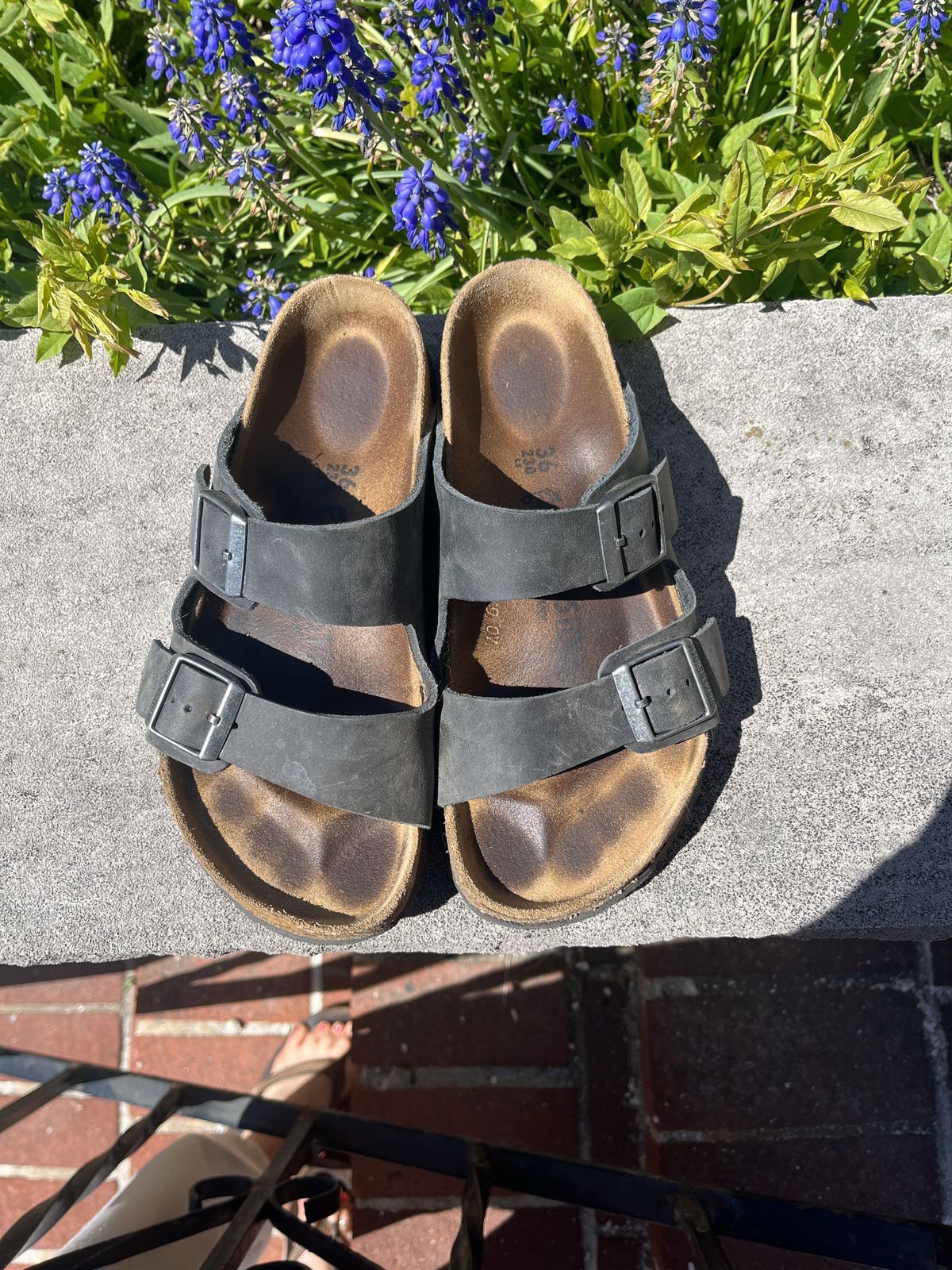 Photo by patinathunderdome on May 6, 2022 of the Birkenstock Arizona in Black Oiled Leather.