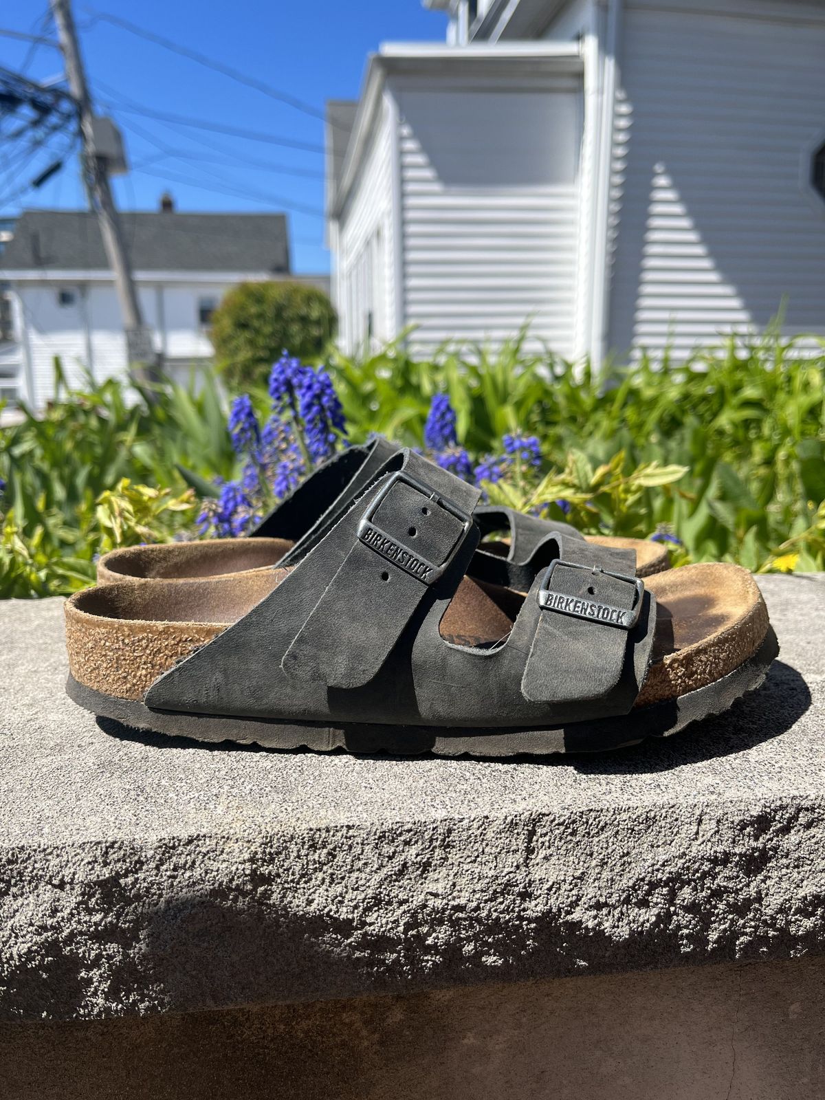 Photo by patinathunderdome on May 6, 2022 of the Birkenstock Arizona in Black Oiled Leather.