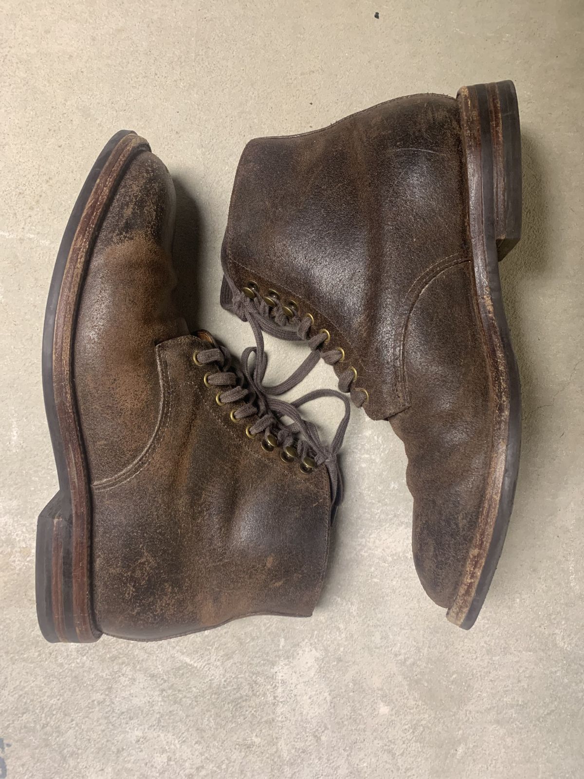 Photo by patinathunderdome on January 5, 2022 of the Grant Stone Edward Boot in C.F. Stead Tobacco Waxy Commander Suede.