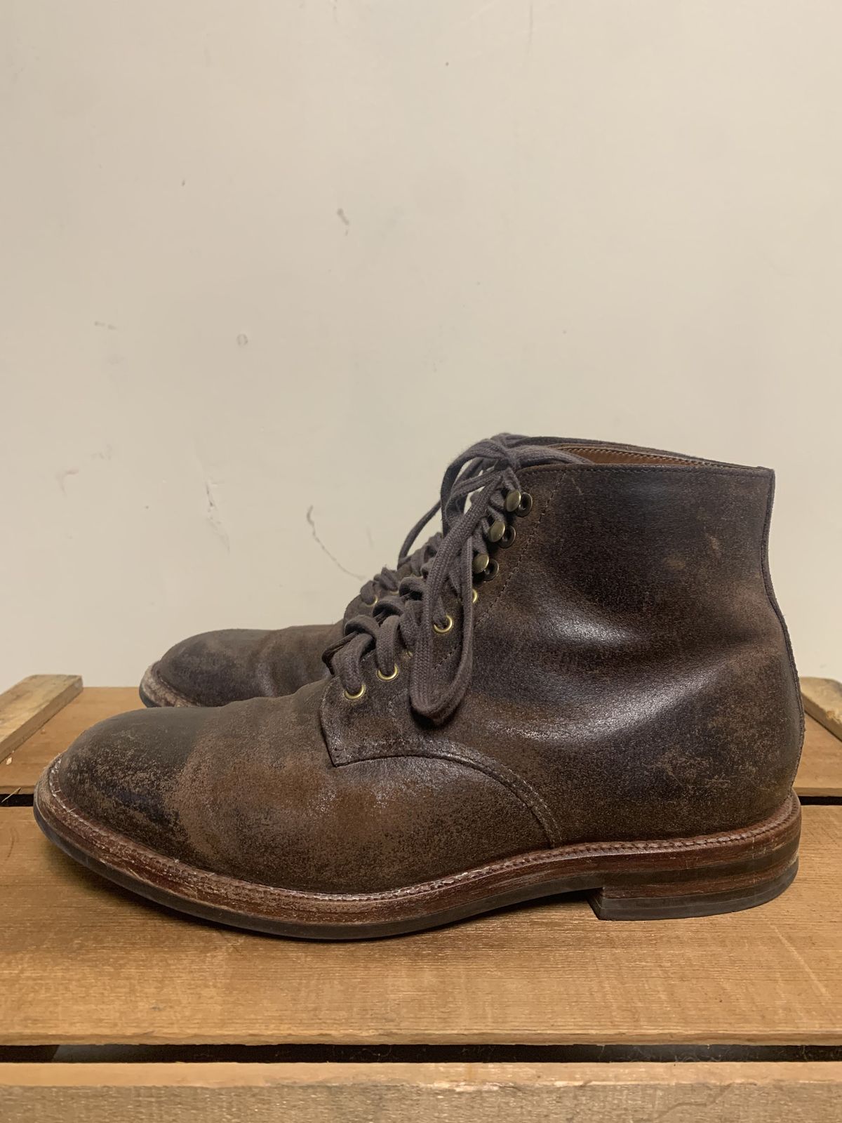 Photo by patinathunderdome on January 5, 2022 of the Grant Stone Edward Boot in C.F. Stead Tobacco Waxy Commander Suede.