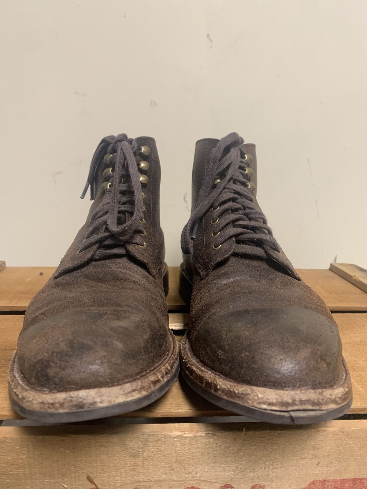 Photo by patinathunderdome on January 5, 2022 of the Grant Stone Edward Boot in C.F. Stead Tobacco Waxy Commander Suede.
