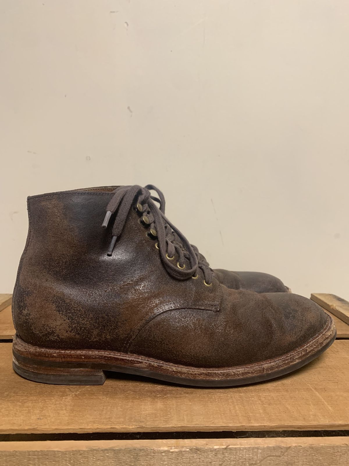 Photo by patinathunderdome on January 5, 2022 of the Grant Stone Edward Boot in C.F. Stead Tobacco Waxy Commander Suede.