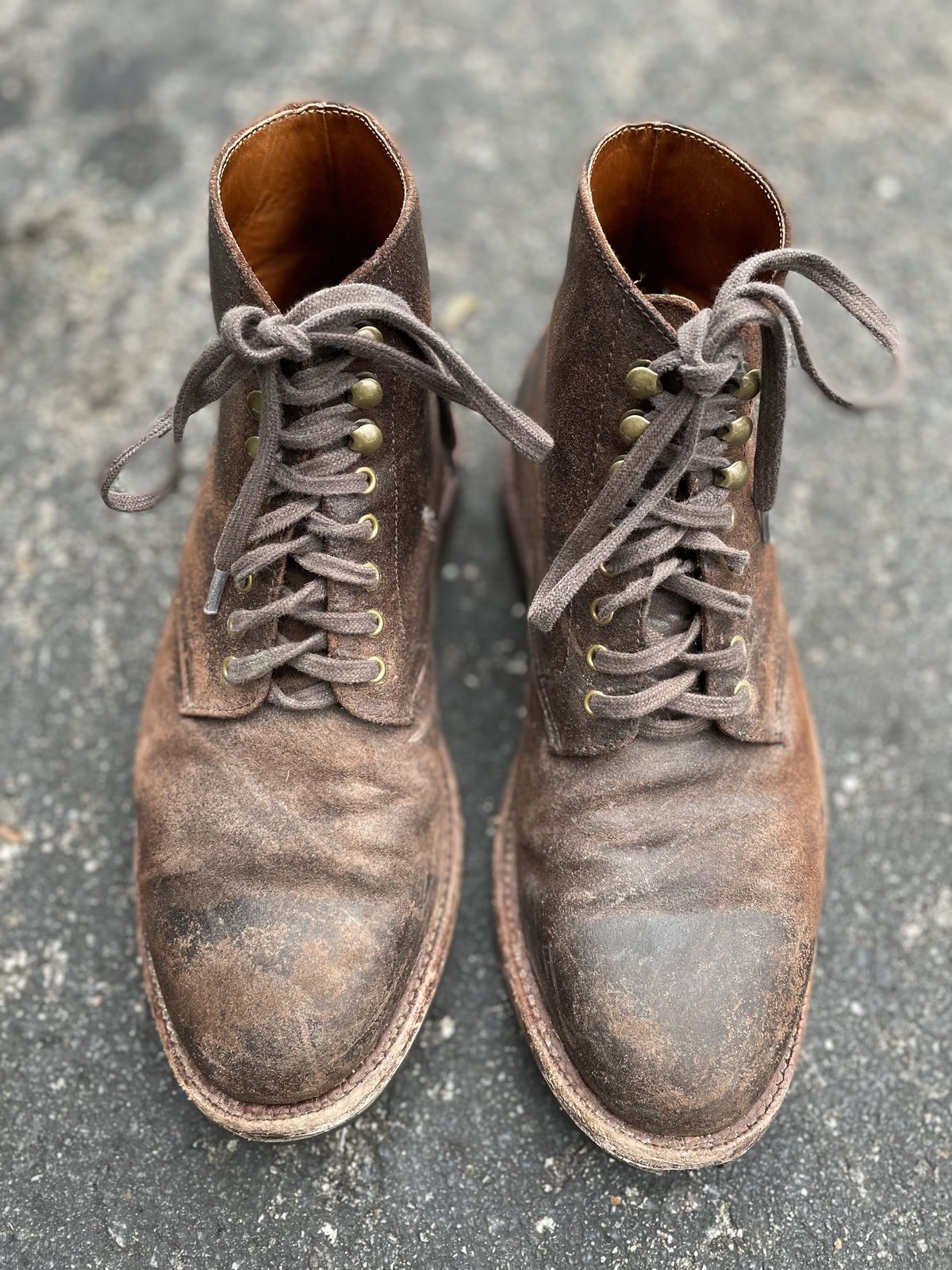 Photo by patinathunderdome on February 2, 2022 of the Grant Stone Edward Boot in C.F. Stead Tobacco Waxy Commander Suede.