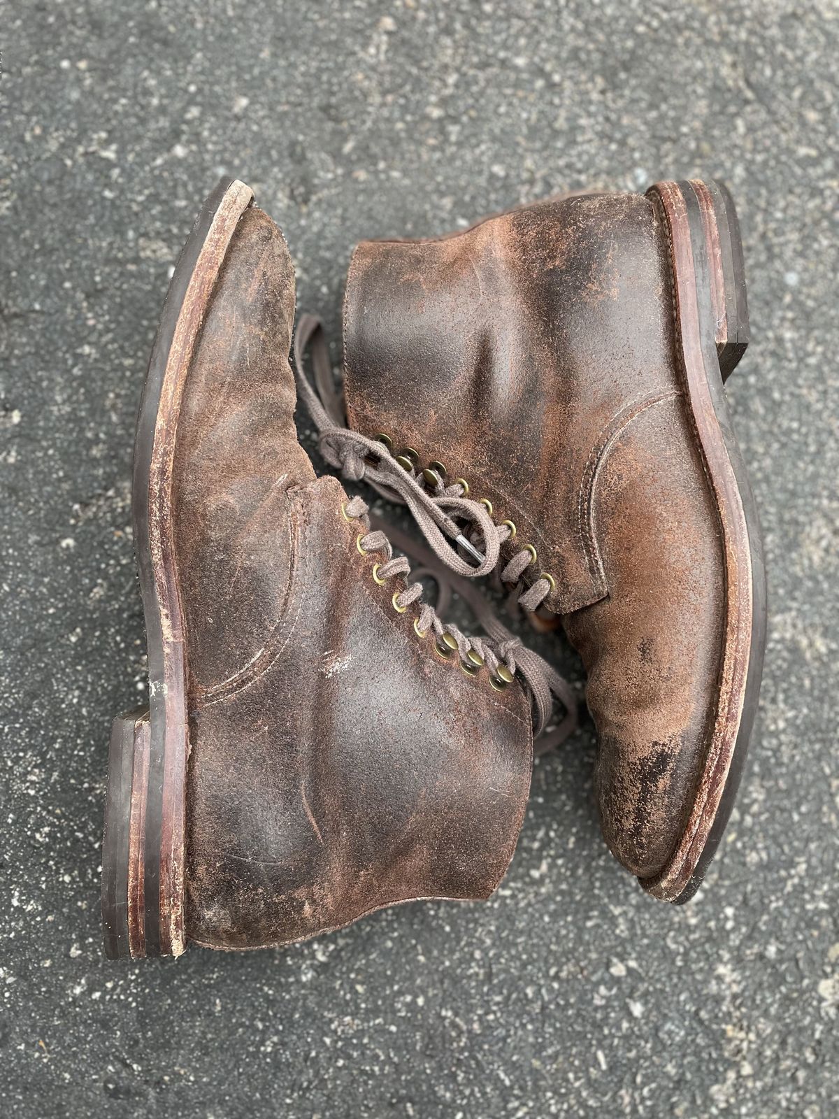 Photo by patinathunderdome on February 2, 2022 of the Grant Stone Edward Boot in C.F. Stead Tobacco Waxy Commander Suede.